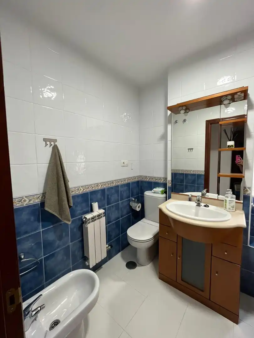 Flat for rent in Urbanización Monte Balado, 29, Brión Bathroom of Flat for rent in Brión with Heating, Private garden and Parquet flooring