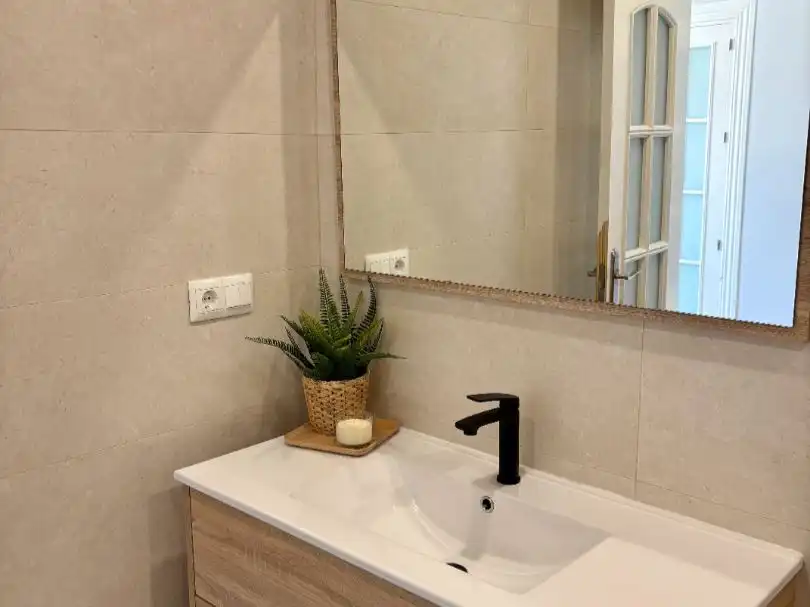 Flat for sale in Calle Danza Invisible, 4, El Bajondillo Bathroom of Flat for sale in Torremolinos with Private garden, Parquet flooring and Terrace