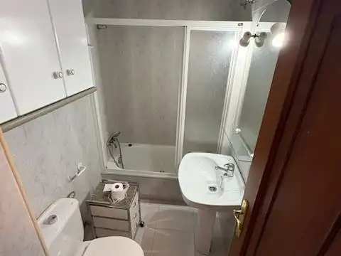 Piso en venta en Calzada de Sar, 2, Castiñeiriño - Cruceiro de Sar Baño de Piso en venta en Santiago de Compostela con Calefacción, Trastero y Amueblado