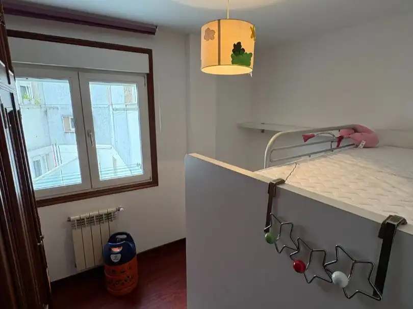 Piso en venta en Calzada de Sar, 2, Castiñeiriño - Cruceiro de Sar Habitación de Piso en venta en Santiago de Compostela con Calefacción, Trastero y Amueblado