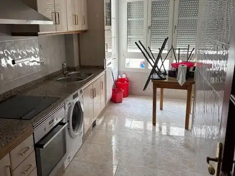 Piso en venta en Calzada de Sar, 2, Castiñeiriño - Cruceiro de Sar Cocina de Piso en venta en Santiago de Compostela con Calefacción, Trastero y Amueblado