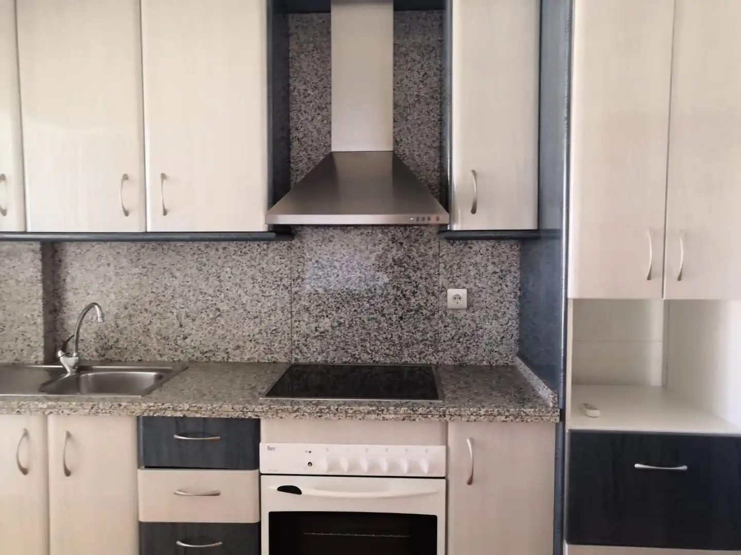 Flat for rent in Avenida de Pulianas, 24, San Francisco Javier Kitchen of Flat for rent in Granada with Air Conditioner, Heating and Private garden