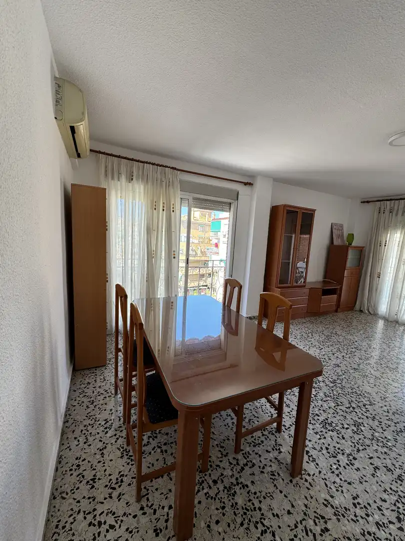 Piso de alquiler en Avenida de Dílar, 22, Barrio de Zaidín Comedor de Piso de alquiler en Granada con Aire acondicionado, Terraza y Amueblado