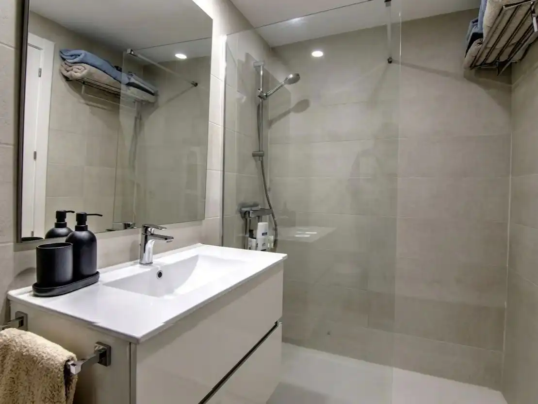 Piso de alquiler en Calle Rector Ramón Martín Mateo, 2, Bellavista - Capiscol - Frank Espinós Baño de Piso de alquiler en Sant Joan d'Alacant con Aire acondicionado, Calefacción y Jardín privado