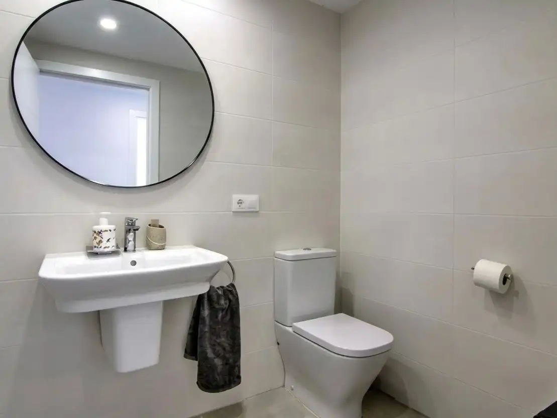 Piso de alquiler en Calle Rector Ramón Martín Mateo, 2, Bellavista - Capiscol - Frank Espinós Baño de Piso de alquiler en Sant Joan d'Alacant con Aire acondicionado, Calefacción y Jardín privado