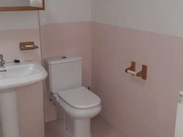 Bany de Pis per a compartir en Ponferrada amb Calefacció, Parquet i Moblat
