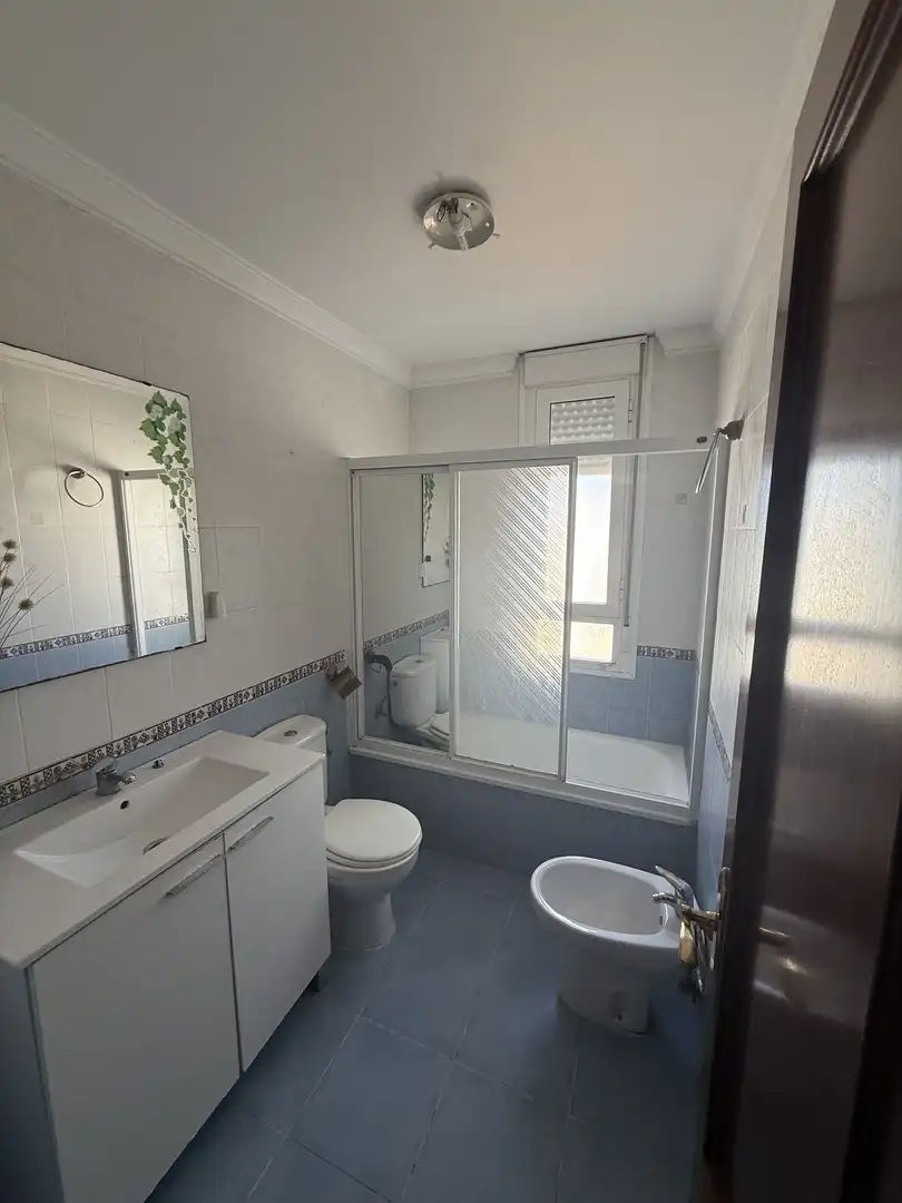 Flat for sale in Plaza Rafael Alberti, 3, La Banda - Campo de Fútbol Bathroom of Flat for sale in Chiclana de la Frontera with Air Conditioner and Balcony