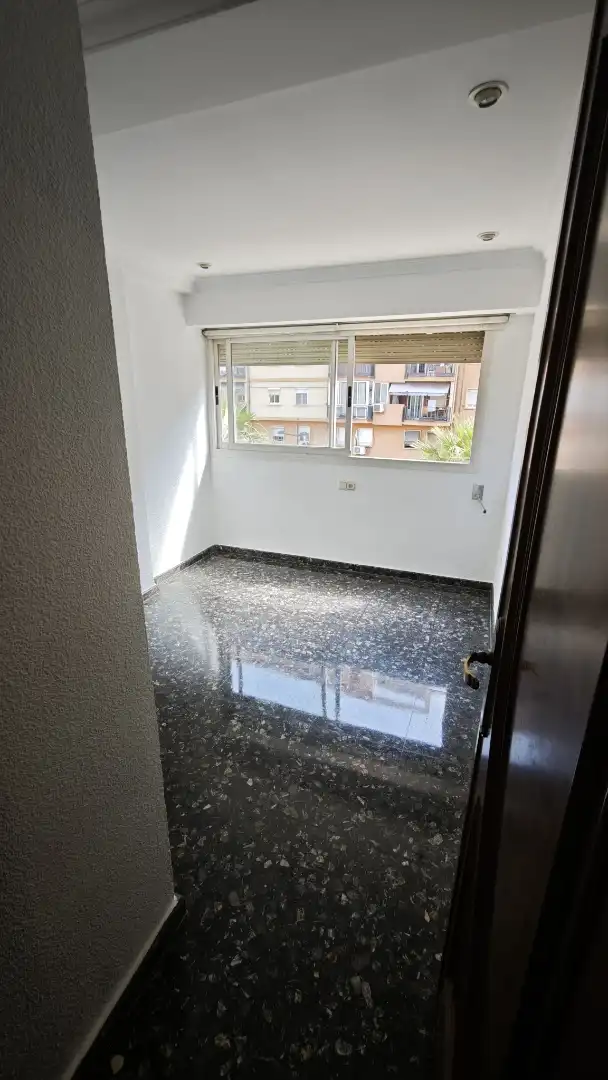 Pis en venda a Carrer de L'uruguai, 1, Valencia Capital Dormitori de Pis en venda en Valencia Capital amb Aire condicionat i Balcó