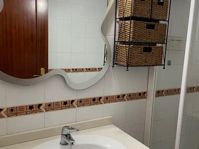 Flat for rent in Calle Juan Díaz de Solís, 44, El Tardón - El Carmen Bathroom of Flat for rent in Sevilla with Air Conditioner, Heating and Storage room