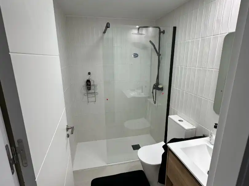 Estudio de alquiler en Calle de Fuerteventura, 5, Polígono Industrial Norte Baño de Estudio de alquiler en San Sebastián de los Reyes con Aire acondicionado, Calefacción y Terraza