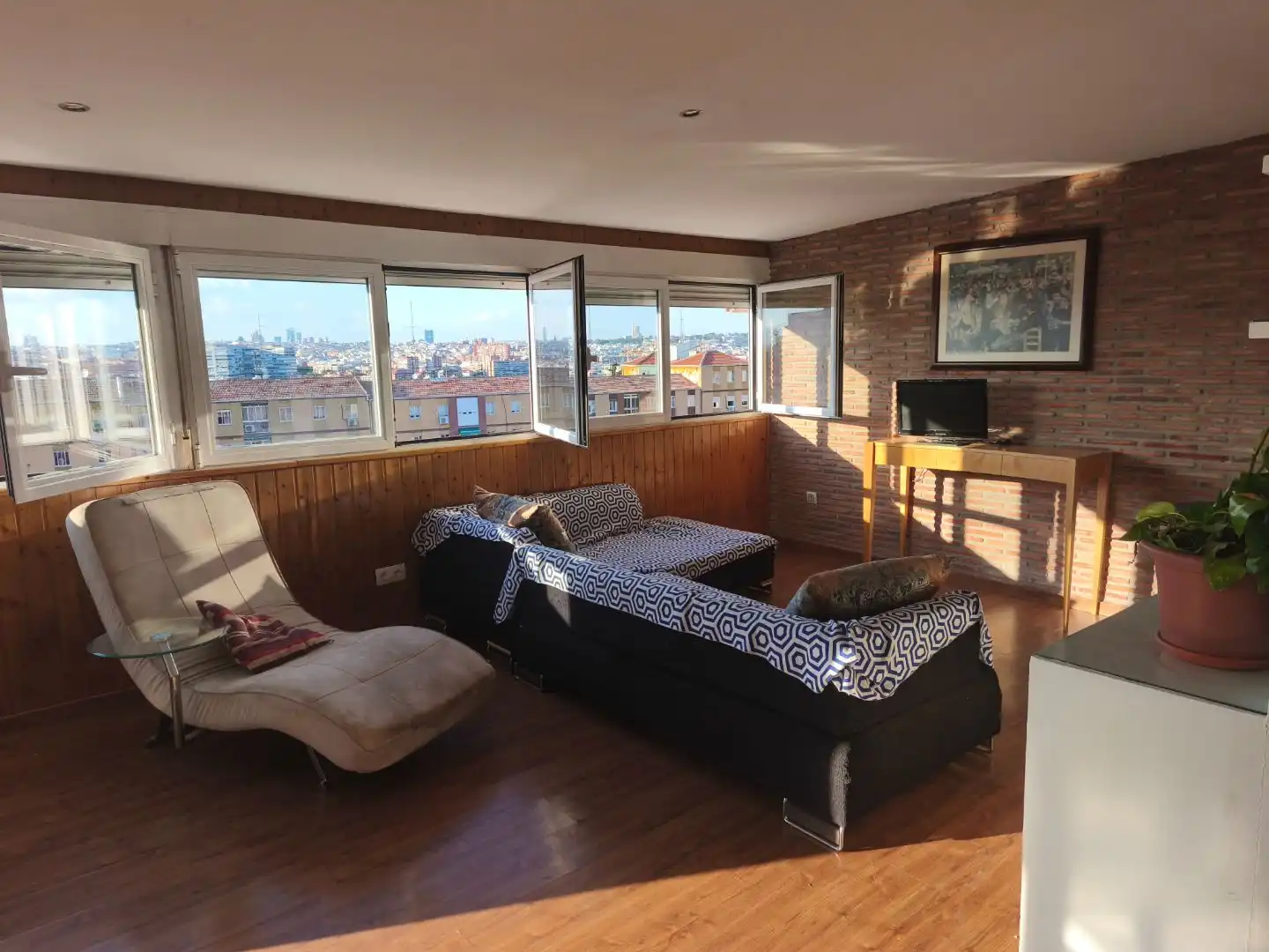Ático en venta en Calle Gumersinda Rosillo, 1, Moscardó Sala de estar de Ático en venta en Madrid Capital con Aire acondicionado, Terraza y Balcón