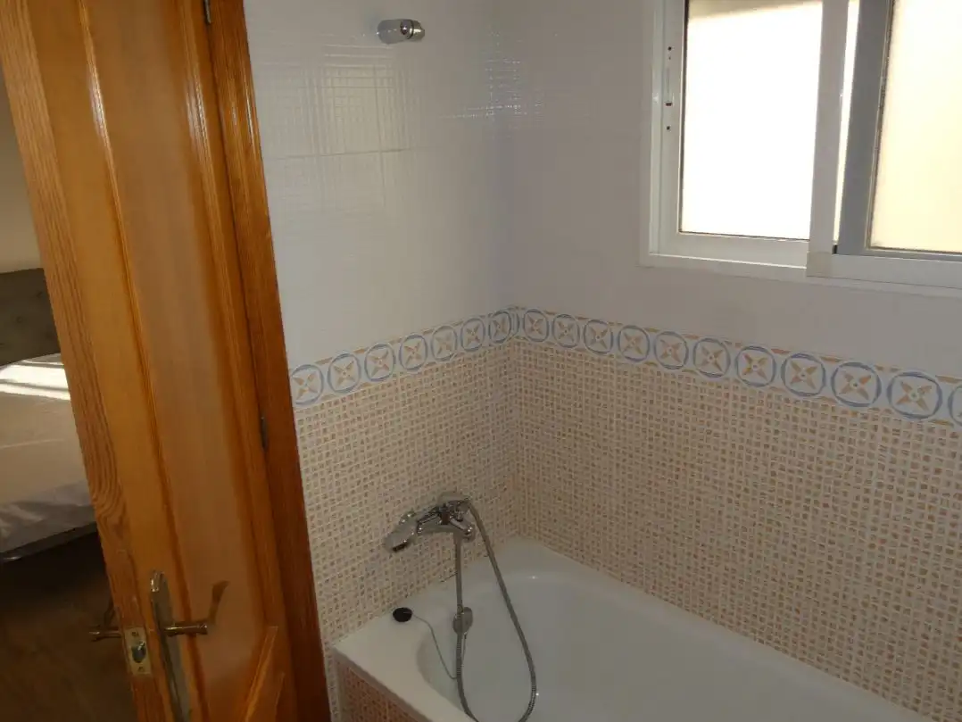 Flat for rent in Carrer Mare de Déu de la Mercè, 26, Centro Bathroom of Flat for rent in Mutxamel with Air Conditioner, Parquet flooring and Storage room
