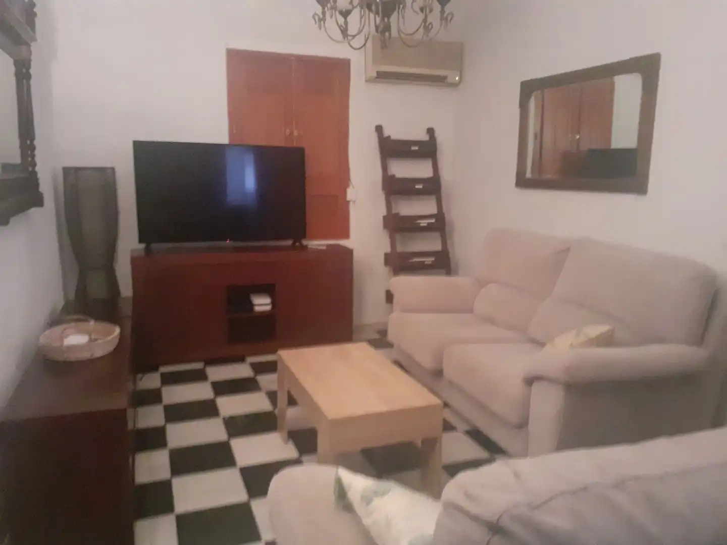Casa adosada en venda a Calle del Islam, 35, Huerta de la Reina - Trassierra Sala d'estar de Casa adosada en venda en Córdoba amb Aire condicionat