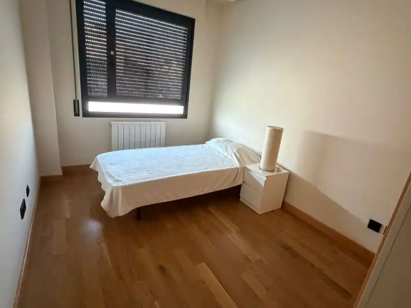 Habitació a Avenida de la Sierra, 39, La Cava - Fardachón Dormitori de Pis per a compartir en Logroño amb Aire condicionat, Calefacció i Jardí privat