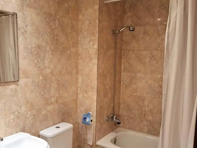 Habitación en Calle Esperanza, 27, La Guija Baño de Dúplex para compartir en Ciudad Real con Aire acondicionado, Calefacción y Amueblado