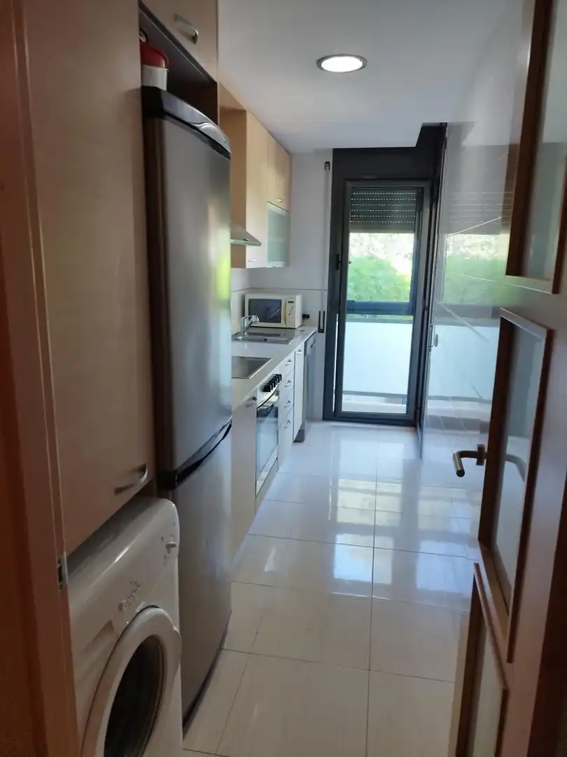 Pis de lloguer a Avinguda Espanya, 28, Segur de Calafell Cuina de Pis de lloguer en Calafell amb Aire condicionat, Calefacció i Jardí privat
