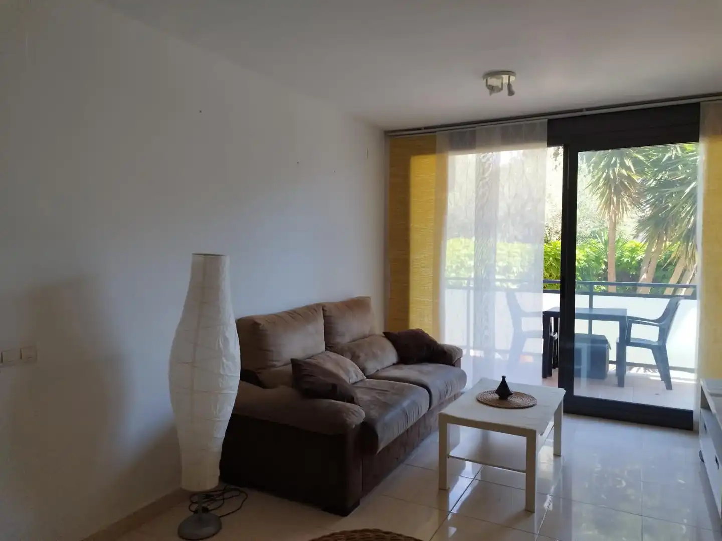 Pis de lloguer a Avinguda Espanya, 28, Segur de Calafell Sala d'estar de Pis de lloguer en Calafell amb Aire condicionat, Calefacció i Jardí privat
