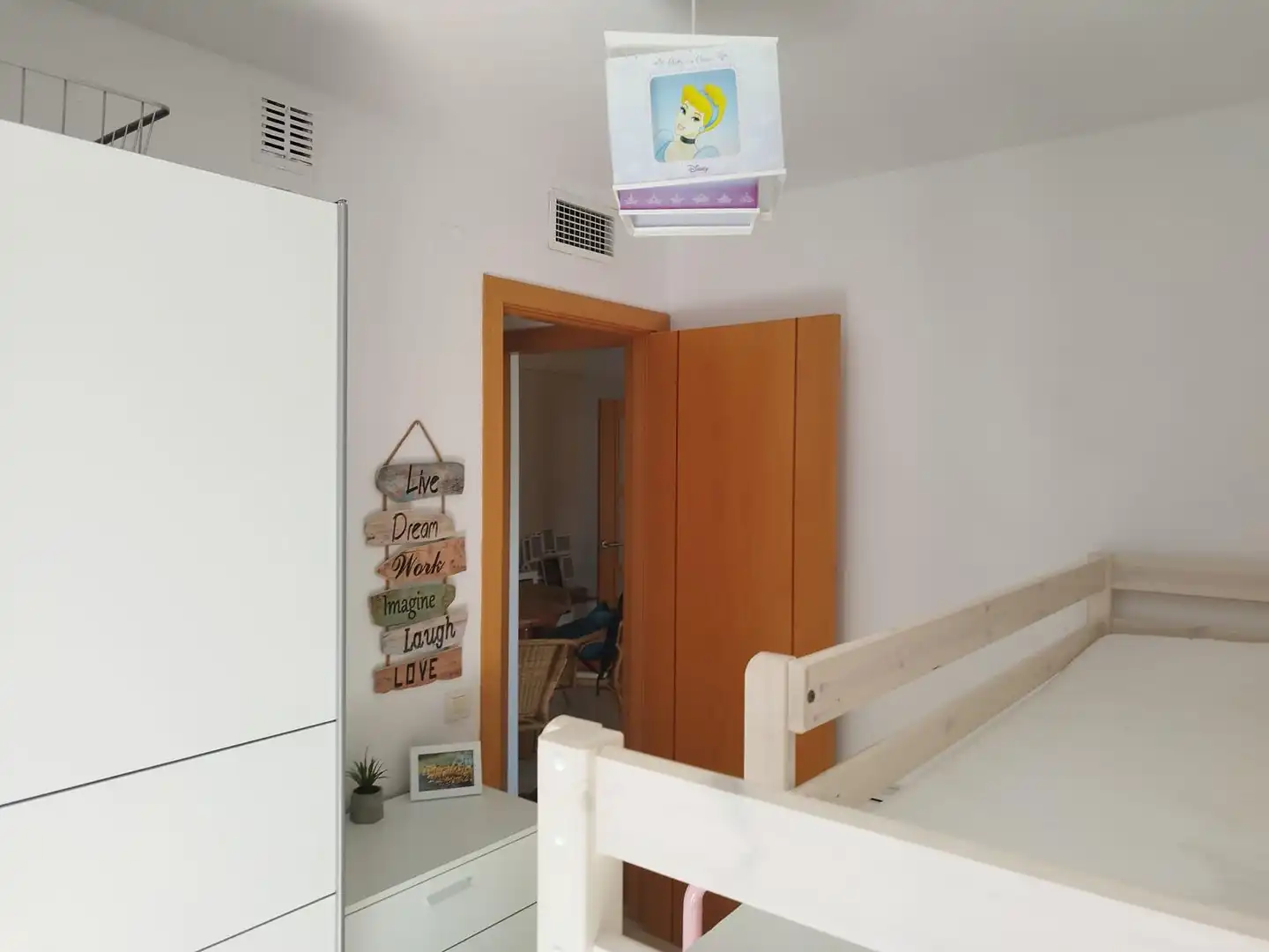 Pis de lloguer a Avinguda Espanya, 28, Segur de Calafell Dormitori de Pis de lloguer en Calafell amb Aire condicionat, Calefacció i Jardí privat
