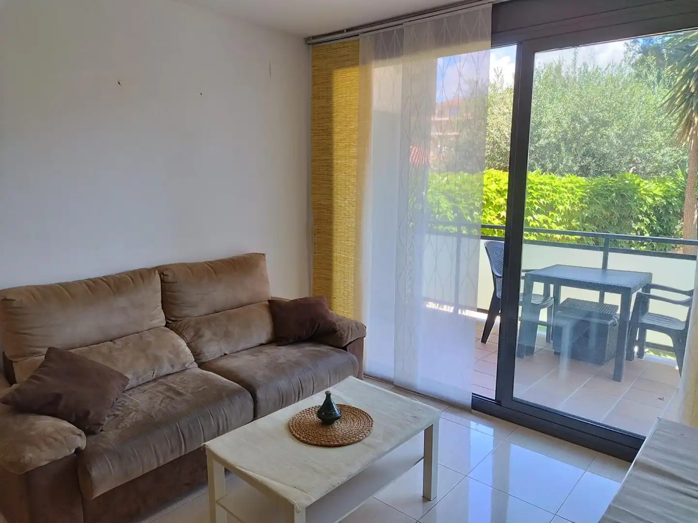 Pis de lloguer a Avinguda Espanya, 28, Segur de Calafell Sala d'estar de Pis de lloguer en Calafell amb Aire condicionat, Calefacció i Jardí privat
