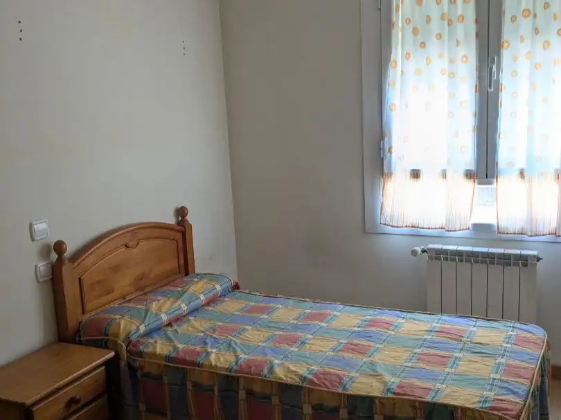 Pis en venda a Calle Vereda del Esquileo, 25, Hervencias Altas - El Pinar Dormitori de Pis en venda en Ávila amb Calefacció, Terrassa i Traster