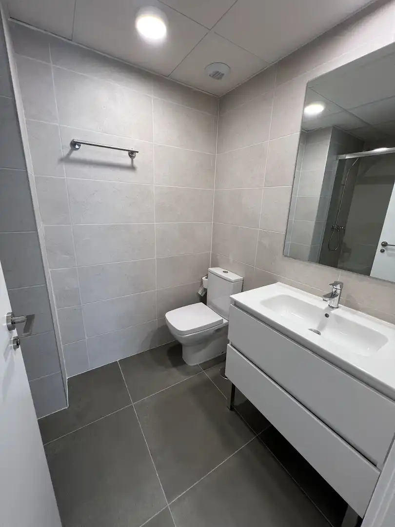 Piso de alquiler en Calle Escrit Ang Lopez de Ayala, 13e, Poniente-Sur Baño de Piso de alquiler en Córdoba Capital con Aire acondicionado, Terraza y Piscina