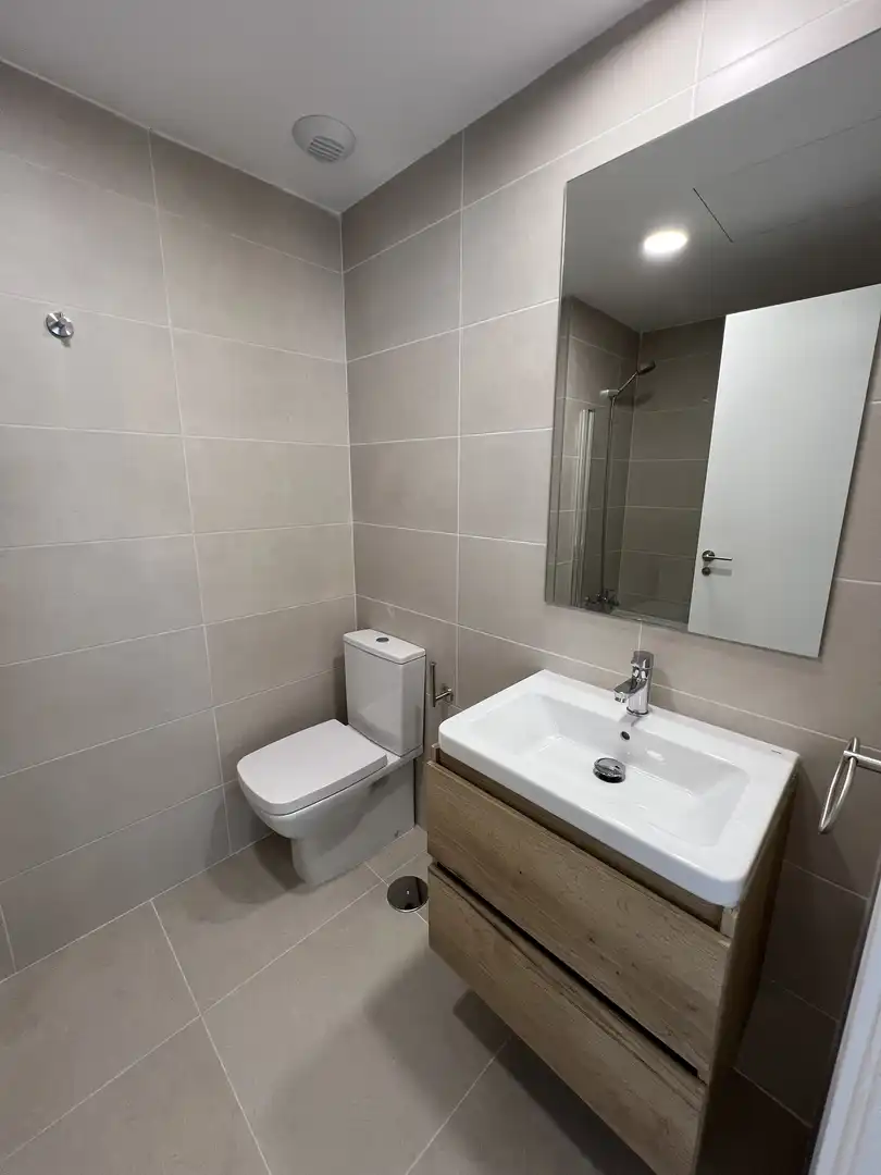 Piso de alquiler en Calle Escrit Ang Lopez de Ayala, 13e, Poniente-Sur Baño de Piso de alquiler en Córdoba Capital con Aire acondicionado, Terraza y Piscina