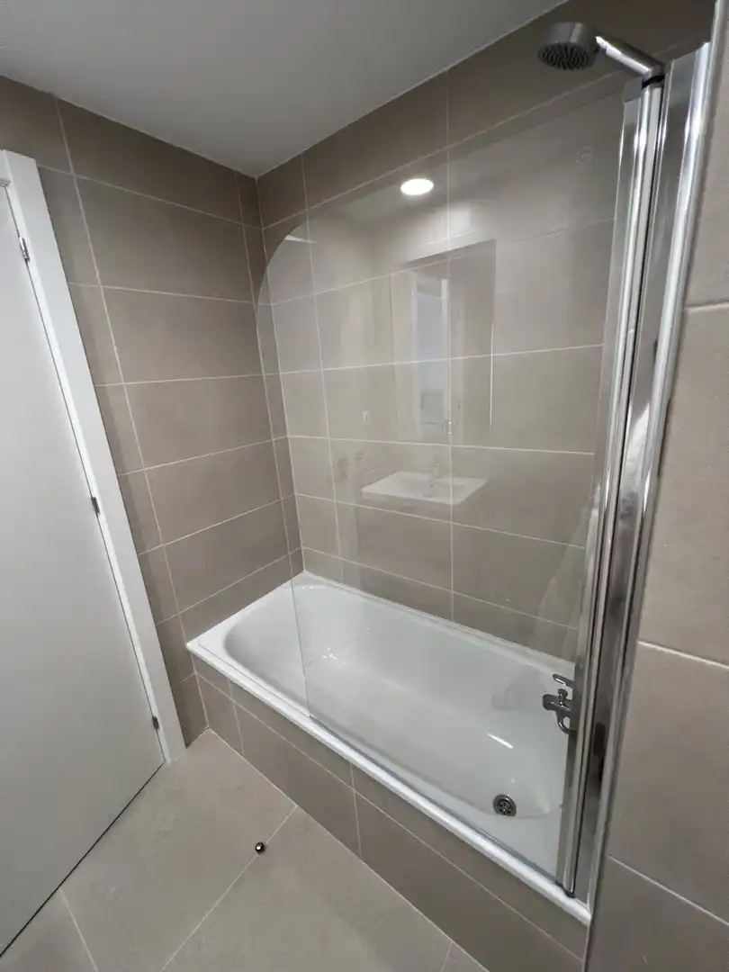 Piso de alquiler en Calle Escrit Ang Lopez de Ayala, 13e, Poniente-Sur Baño de Piso de alquiler en Córdoba Capital con Aire acondicionado, Terraza y Piscina