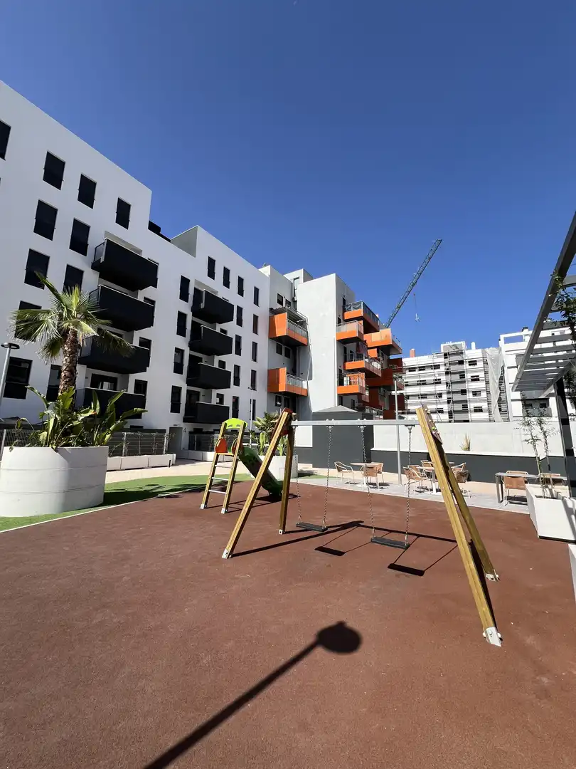 Piso de alquiler en Calle Escrit Ang Lopez de Ayala, 13e, Poniente-Sur Vista exterior de Piso de alquiler en Córdoba Capital con Aire acondicionado, Terraza y Piscina
