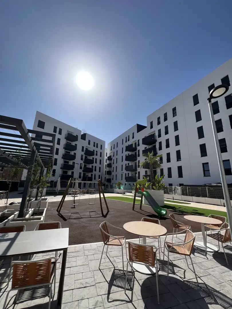Piso de alquiler en Calle Escrit Ang Lopez de Ayala, 13e, Poniente-Sur Vista exterior de Piso de alquiler en Córdoba Capital con Aire acondicionado, Terraza y Piscina