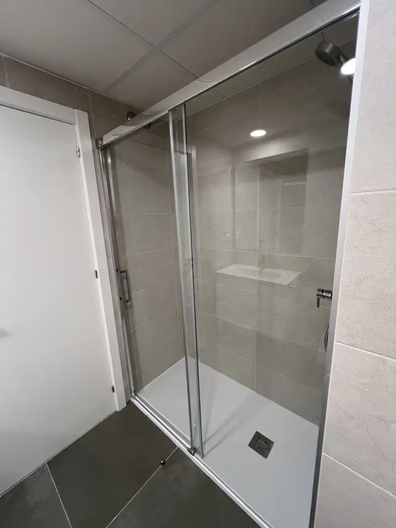 Piso de alquiler en Calle Escrit Ang Lopez de Ayala, 13e, Poniente-Sur Baño de Piso de alquiler en Córdoba Capital con Aire acondicionado, Terraza y Piscina