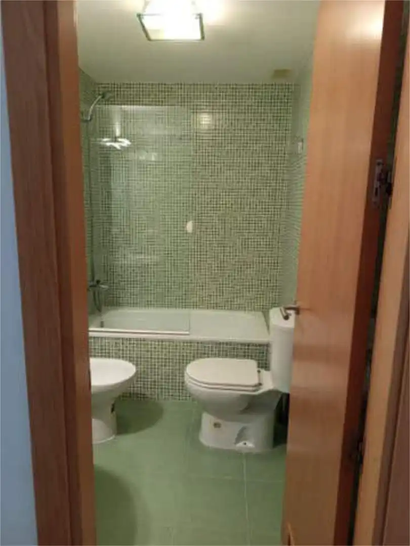 Baño de Estudio de alquiler en Sanlúcar la Mayor con Calefacción, Terraza y Amueblado