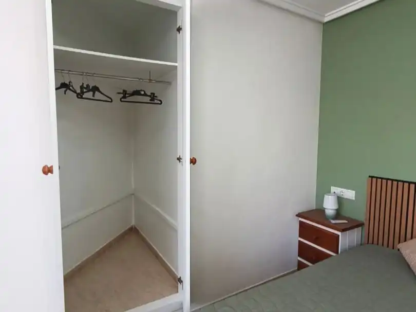 Piso en venta en Calle la Loma, 34, Antonio Machado Habitación de Piso en venta en Torrevieja con Aire acondicionado, Piscina y Balcón