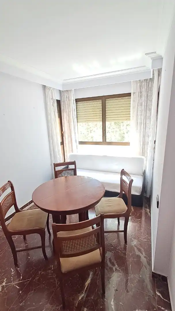 Piso de alquiler en Plaza Andalucía, 3, Santiago Comedor de Piso de alquiler en Huesca con Calefacción, Terraza y Amueblado