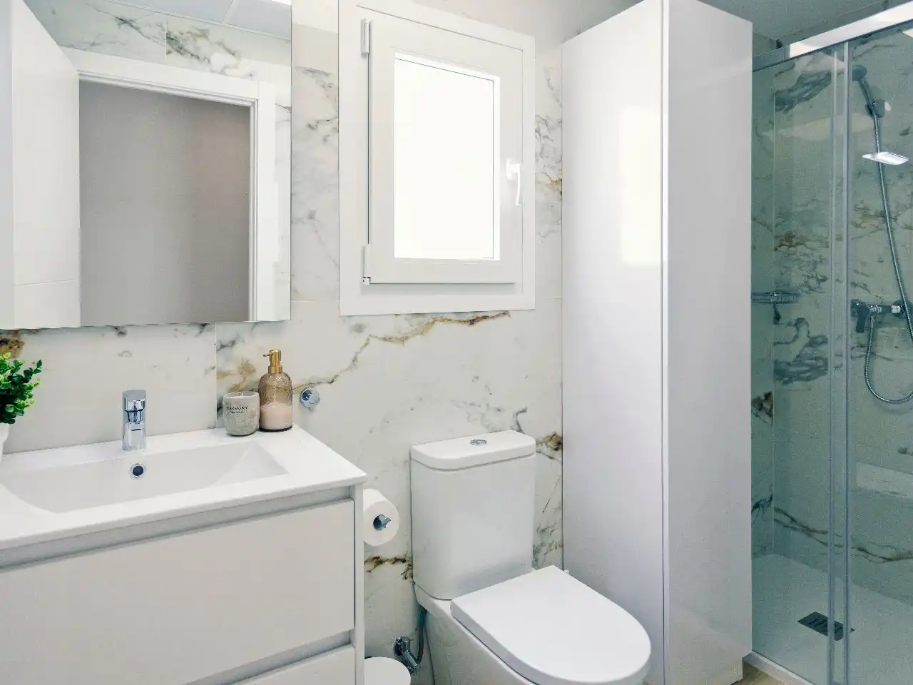 Baño de Apartamento de alquiler en Torrevieja con Aire acondicionado y Terraza