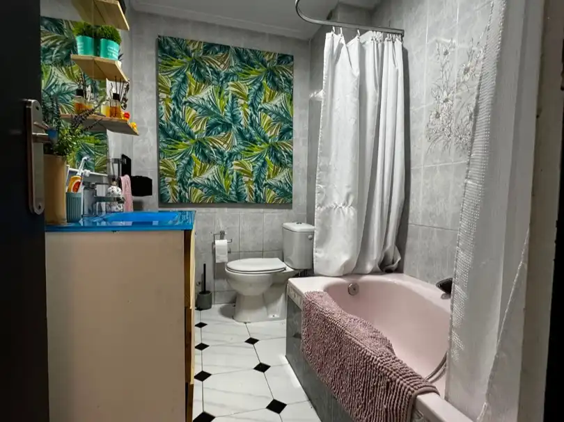 Zimmer in Calle Amadeo Vives, 4, Parque Ayala - Jardín de la Abadía - Huelín Badezimmer von Wohnung zur untervermieten in Málaga mit Klimaanlage, Heizung und Möbliert