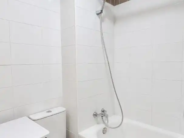 Wohnung zum Verkauf in Carrer de L'ancianitat, 92, Nord-oest Badezimmer von Wohnung zum Verkauf in Terrassa mit Klimaanlage und Balkon