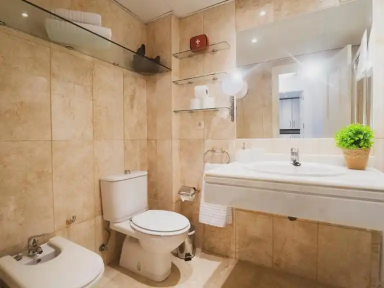Apartamento de alquiler en Arabial, 125, Rosaleda - Juventud Baño de Apartamento de alquiler en Granada con Aire acondicionado, Calefacción y Amueblado