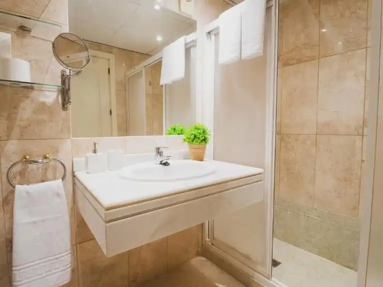 Apartamento de alquiler en Arabial, 125, Rosaleda - Juventud Baño de Apartamento de alquiler en Granada con Aire acondicionado, Calefacción y Amueblado
