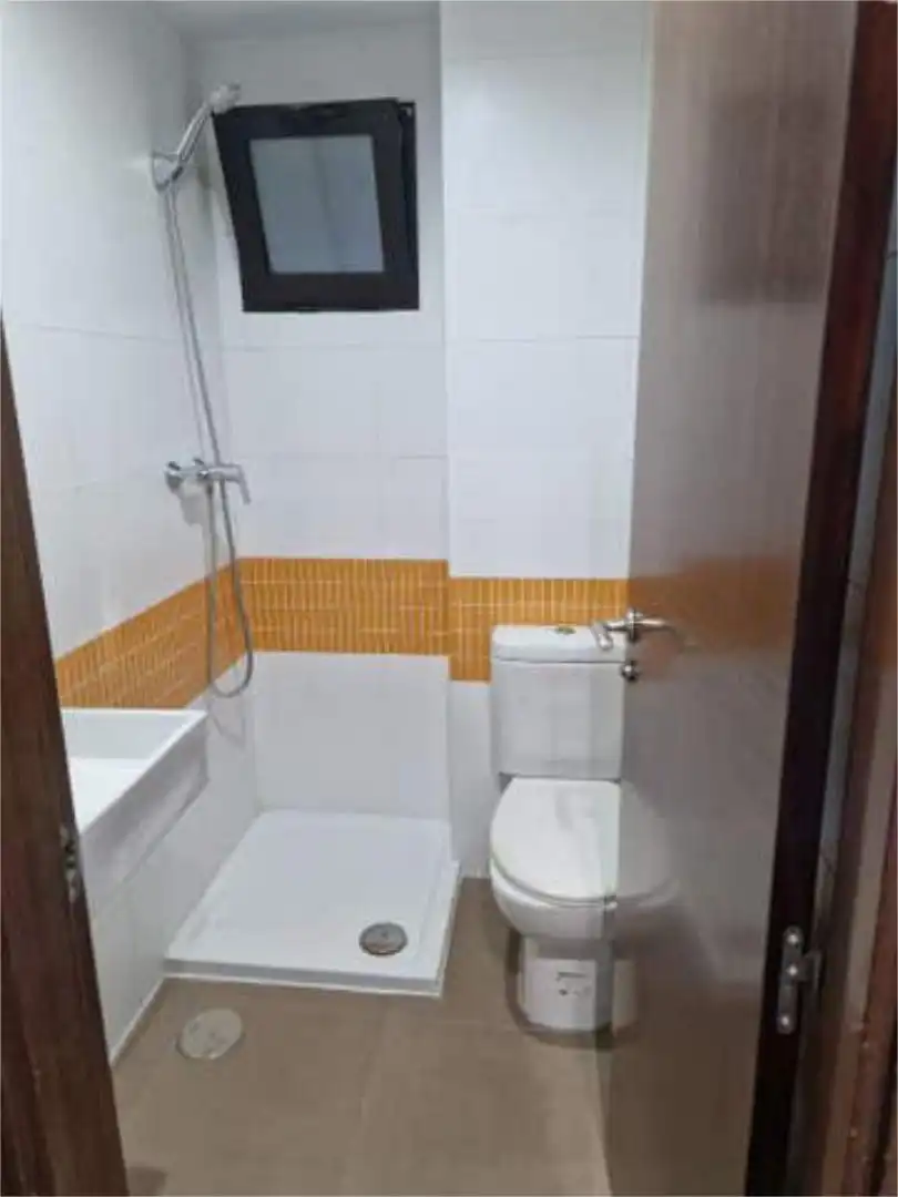 Piso de alquiler en La Nucia Pueblo Baño de Piso de alquiler en La Nucia con Terraza