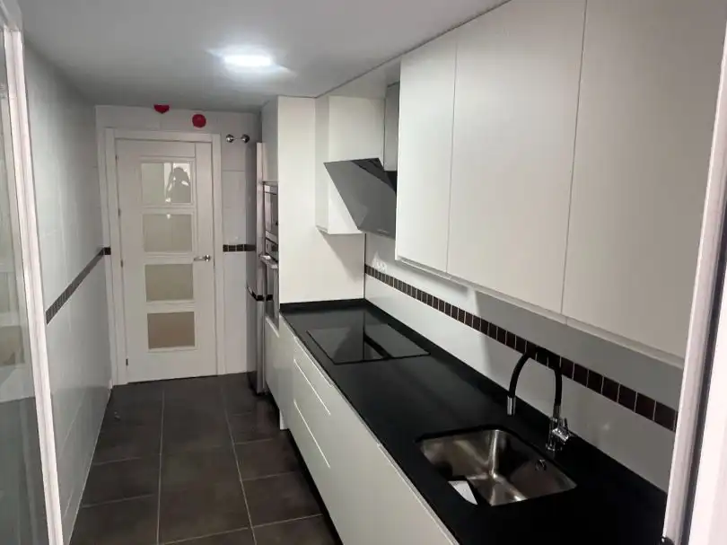 Flat for rent in Calle de los Procuradores del Común, 6, Sector Plaza de Toros Kitchen of Flat for rent in Segovia with Heating, Private garden and Parquet flooring