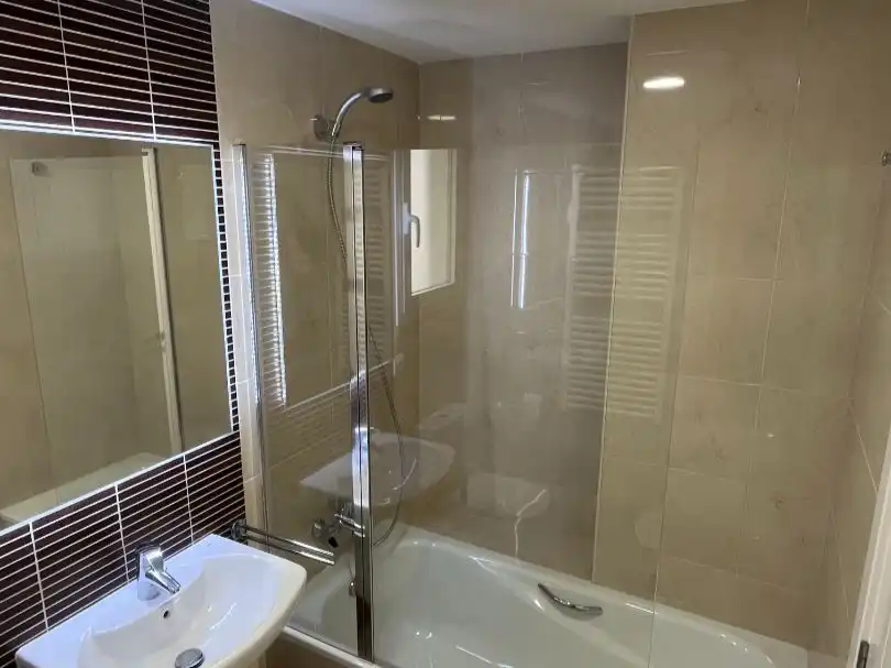 Flat for rent in Calle de los Procuradores del Común, 6, Sector Plaza de Toros Bathroom of Flat for rent in Segovia with Heating, Private garden and Parquet flooring