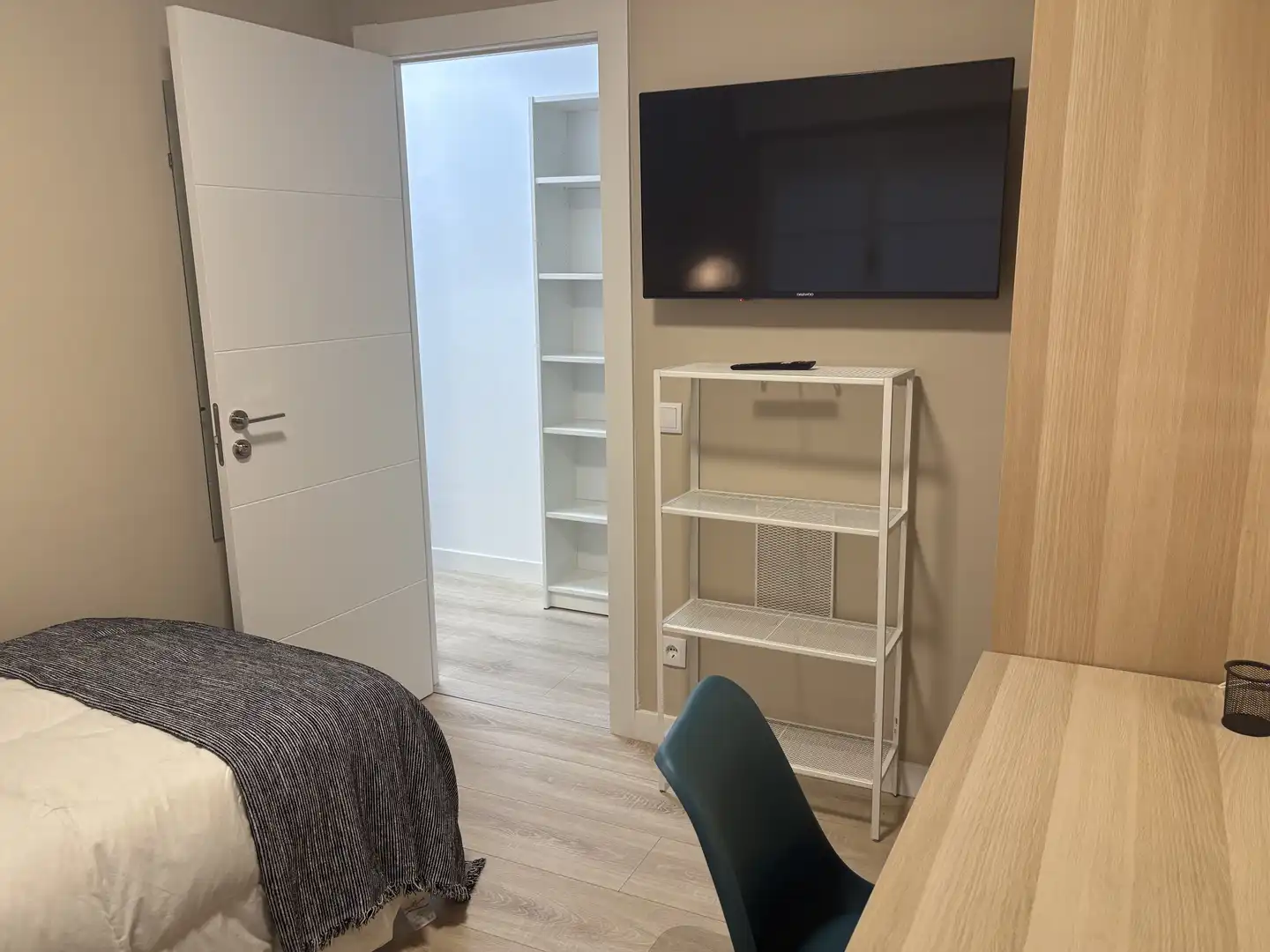 Room in Plaza del General Primo de Rivera, 5, Salesas - Foncalada - Campoamor Room in Plaza del General Primo de Rivera, 5, Salesas - Foncalada - Campoamor