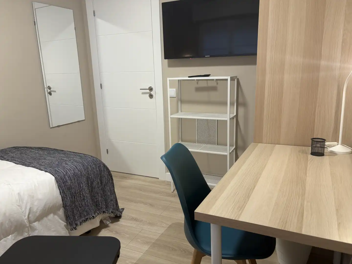 Room in Plaza del General Primo de Rivera, 5, Salesas - Foncalada - Campoamor Room in Plaza del General Primo de Rivera, 5, Salesas - Foncalada - Campoamor
