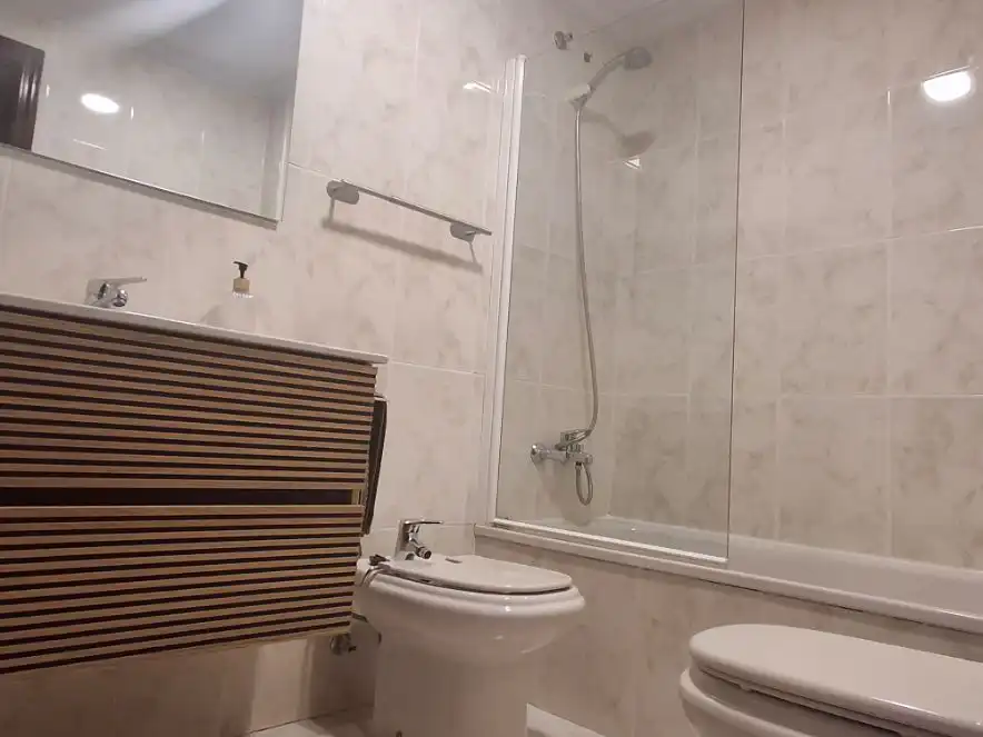 Flat for rent in Calle Guzmán de Alfarache, 5, Barrio Blanco Bathroom of Flat for rent in Salamanca with Heating, Parquet flooring and Furnished