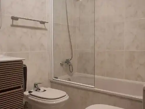 Flat for rent in Calle Guzmán de Alfarache, 5, Barrio Blanco Bathroom of Flat for rent in Salamanca with Heating, Parquet flooring and Furnished