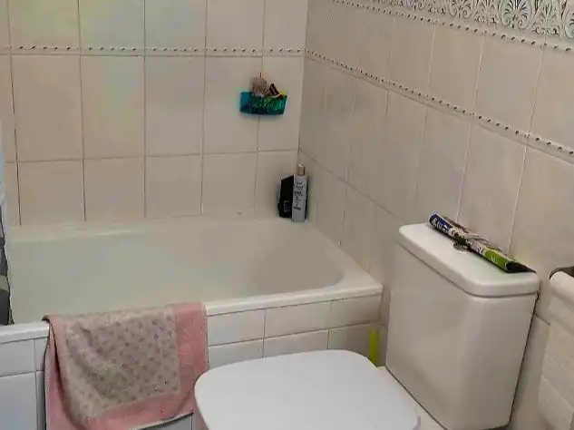 Flat for rent in Calle de Alba de Tormes, 15, Puerta Bonita Bathroom of Flat for rent in Madrid with Air Conditioner, Parquet flooring and Terrace