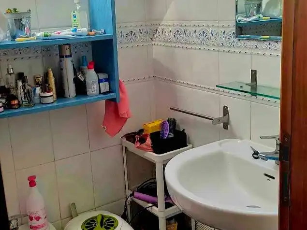 Flat for rent in Calle de Alba de Tormes, 15, Puerta Bonita Bathroom of Flat for rent in Madrid with Air Conditioner, Parquet flooring and Terrace