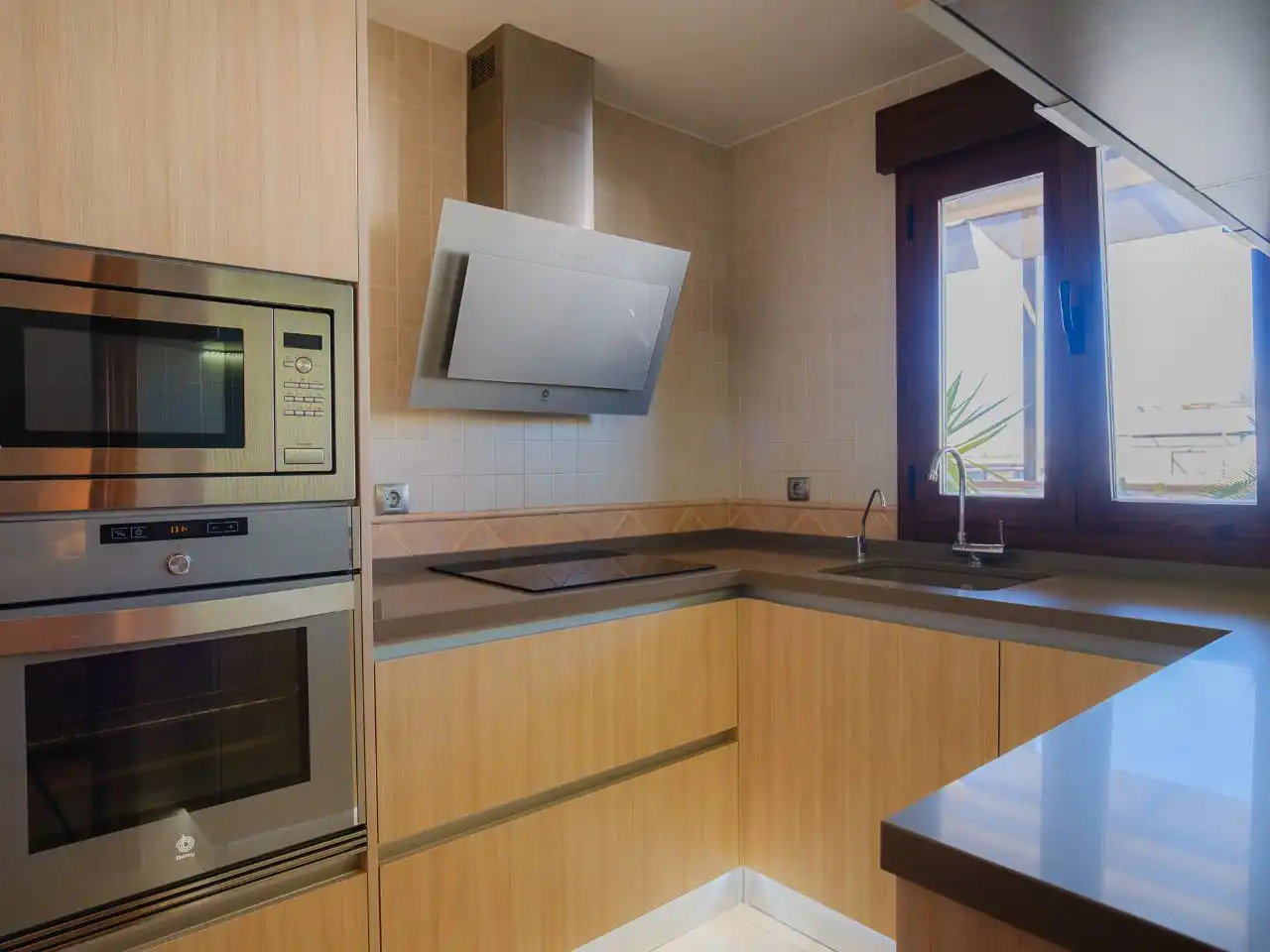 Piso de alquiler en Calle Lindero, 2, La Zubia Ciudad Cocina de Piso de alquiler en La Zubia con Aire acondicionado, Calefacción y Jardín privado