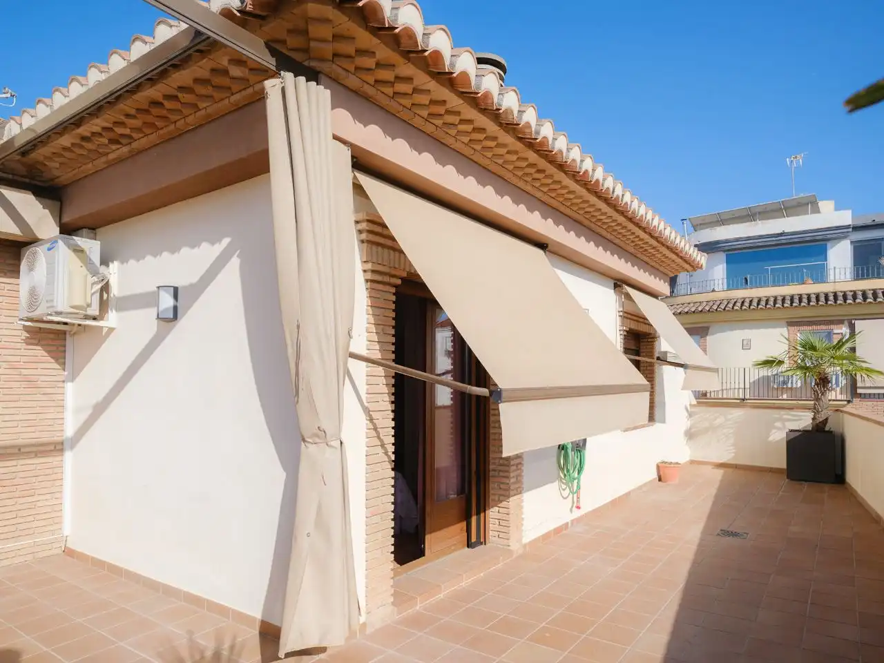 Piso de alquiler en Calle Lindero, 2, La Zubia Ciudad Vista exterior de Piso de alquiler en La Zubia con Aire acondicionado, Calefacción y Jardín privado