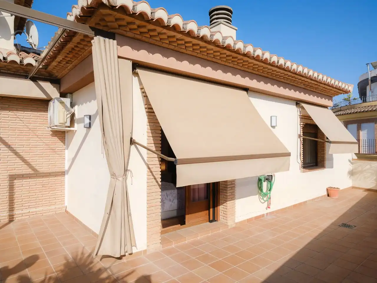 Piso de alquiler en Calle Lindero, 2, La Zubia Ciudad Vista exterior de Piso de alquiler en La Zubia con Aire acondicionado, Calefacción y Jardín privado